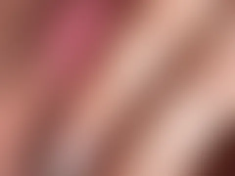 Wirst du bei dieser heißen Nahaufnahme schon schwach? So nah an meiner feuchten P***y – kannst du etwa nicht widerstehen, sie zu lecken? 💦