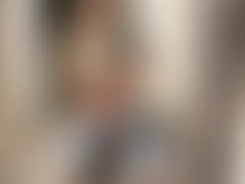 Heute ein bisschen frecher unterwegs… aber immer noch mit Stil 😉 Ich spiel gern mit Grenzen – wie weit gehst du mit? 😏 Vielleicht zeig ich dir später noch mehr… bleib gespannt 🔥