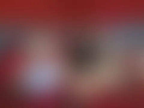 In meinem schwarzen Minikleid lag ich mit gespreitzen Schenkeln auf meinem Bett, sodass du freie Sicht auf meine geile P***y hast. Um sie auch ja ins richtige Licht zu setzen, wird sie von einem leuch