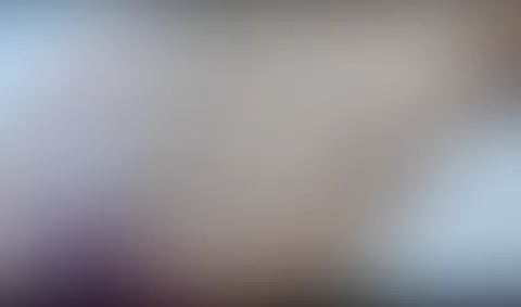 Sexy Schulmädchen besorgt es sich selbst