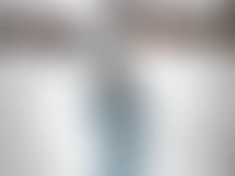 Weiße Dessous und Baggyjeans