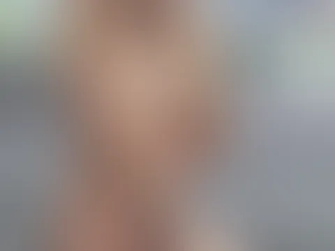 Sonntagmorgen … ganz langsam, ganz weich 😈☕ Kein Stress, keine Eile – nur ein bisschen Haut und viel Gefühl 🔥 Komm näher … so fühlt sich Sonntag richtig an 💋