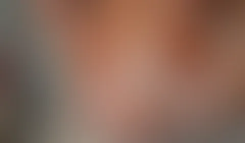 Wollte mich nur sauber machen und da kommt er einfach zu mir in die Dusche und p**st mir auf meinen A***h. Ich liebe Natursekt und angep**st zu werden. Direkt auf meinen kitzler.🤤😍🫦💋Aber ich gebe