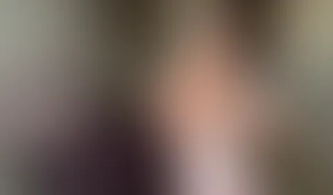 Eine versaute Brünette mit riesigen Titten f**kt sich heftig mit ihren Fingern und einem riesigen Dildo, wackelt mit ihrem A***h und kommt mit einem Fontäne, während sie dir in die Augen schaut. 💦😈
