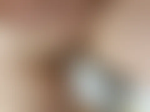 Meine P***y ist schon nass und wartet nur darauf, von dir verwöhnt zu werden 😏🍑