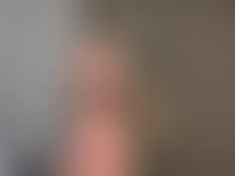 Hast du Lust auf S*x zu Mittag? 😈😛 ich bin ready, nackt und auf dem Bett 🫶🤫