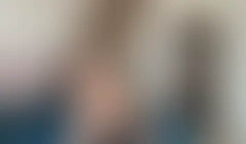 Sexy Brünette mit großen Brüsten lutscht wie eine S******e und kommt mit ihren Fingern.