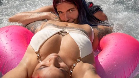 Heiße Spiele mit dem fremden Girl im Whirlpool