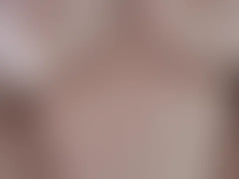 Ich habe für dich einen kleinen Shorty 😘 Du kannst sehen wie meine großen geilen Titten wackeln 🥵