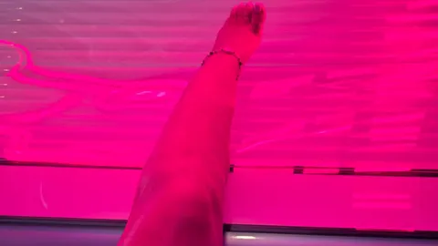 Solarium: bare feet