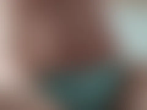 Ich bin so geil, mein Gott. Komm und f**k mich. Nimm mich, wie du willst, ich halte still, ja? Wie ein braves Mädchen. 😈 Von hinten auf allen Vieren, oder ich setze mich auf dich und reite dich, ode