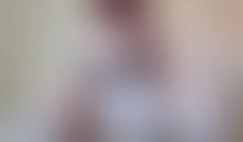 Knapp bekleidete Maid besorgt es sich mit 2 Vibratoren