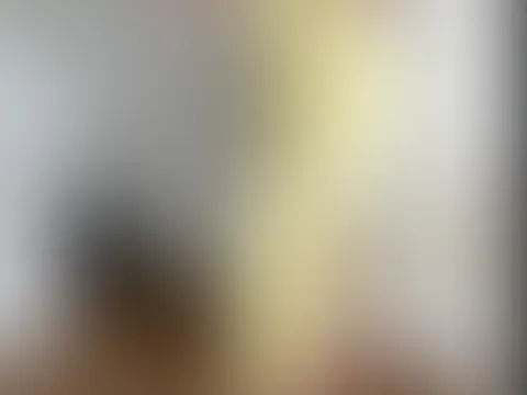 Ich weiß, dir gefällt das Kleid mindestens so gut wie mir. Wirklich hauteng liegt es an meinem Körper an. Einen BH trage ich nicht, wie du siehst … was denkst du, hab ich ein Höschen an? 🤫😌
