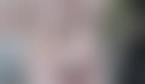 Sklavinnen haben zu Dienen! Und wenn mein Herr p*****n muss und keine Toilette in der Nähe ist, dann werde ich als gute Sklavin natürlich pflichtbewusst zum Urinal. Ich lege mir selbst den Ringknebel