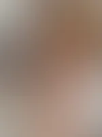 Ich dachte, wir lernen uns erstmal langsam kennen… aber irgendwie hab ich’s mir doch anders überlegt 😈 Dieses Bild ist nur der Anfang. Ich spiel nicht lange du siehst mich hier in Lingerie. Aber wenn