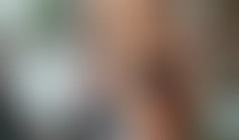 Eine schmutzige Brünette mit großen Brüsten lutscht tief und masturbiert sich zum Orgasmus.