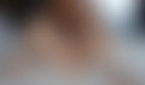 Hier das erste Video aus meiner Serie "Ungarische Sexgeschichten". 💋💋 Er hat mich aufs Bett gelegt und meinen Kopf nach unten gedrückt um seinen harten S*****z in meinen Mund zu schieben und mich du