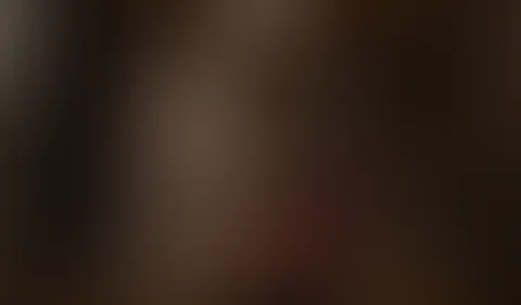 Ich arbeite gern mit erfahrenen Dominas zusammen. Da kann ich noch viel lernen. Gerad unser heutiger Sklave hat eine Session im Käfig dringend nötig.