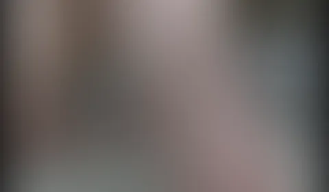 Ich war bis vor zwei Jahren tatsächlich noch Jungfrau und ungeküsst. Das absolute Mauerblümchen. Mit S*x keine Erfahrung, von Lust keinen Dunst. Das wollte mein Herr langsam ändern. Meinen ersten Kont