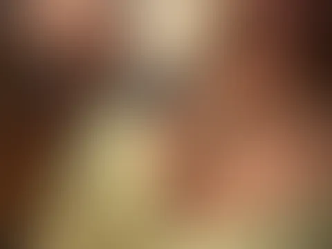 🙈 Meine Beine überkreuzt, mein Rock spielt mit deiner Fantasie… Aber sag mir: Trage ich was darunter? 😈 Finde es raus 👉 PN 💌 oder live mit mir ab ca. 20 Uhr 🎥💦