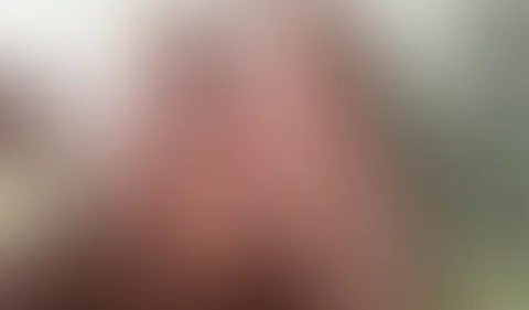 F****r rein, glücklich sein! Bei der Hitze kommt es einfach immer über mich... wie ein Windstoß, der die Geilheit bringt! Dann muss ich schnell rein und nach Hause und es mir geil machen! Löst das de