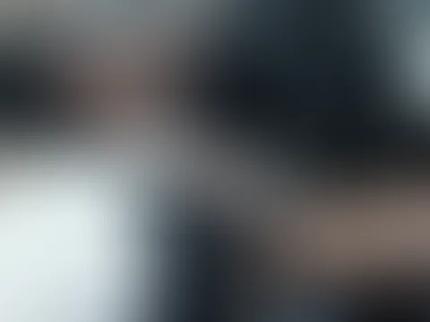 Ich bin zu Geschäftsterminen aufgebrochen und weil Frühling ist, bin ich schon ein bisschen leicht angezogen… 🙈 Ja, ich habe keinen Slip an, also nur ein sexy schwarzer Rock und Strapse. Vielleicht t