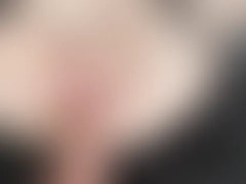 Ein kleiner aber geiler Einblick, einfach mal geil meine gierige F***e mit meinem X.X.L Dildo f**ken lassen 😈