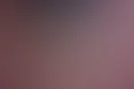 Bequem für mich. Qualvoll für dich. Ich lege den einen Fuß ganz entspannt über den anderen – fast beiläufig. Und trotzdem ist da diese Spannung. Die halb freigelegte Sohle, der gekrümmte Zeh, der Lack