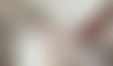 OH MEIN GOTT!! HABEN MICH JETZT ALLE GESEHEN? Du hast doch nicht gedacht das meine P***y im Urlaub eine Pause braucht und ich nicht an dich denke?? Sie braucht definitiv keine Pause, sondern ein ganz