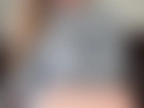 Ich mag’s gerne etwas wilder… man sieht’s meinem Bein ja vielleicht schon an. 😏 Und du? Eher der sanfte Typ oder darf’s auch mal etwas härter sein? 🔥 Heute Abend geht’s für mich auf ein Date… beglei