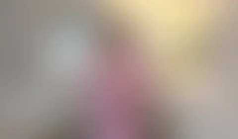 Doggy gep**st! Ein neuer Clip aus meiner beliebten „Doggy-P**s“ Serie. Geil knie ich mich wieder vor dir hin, so dass du schön alle Löcher sehen kannst. Und dann geht es auch schon los. Der Natursekt
