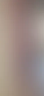 „Verlier dich in meinem Blick, während das Tuch meine Haut nur sanft umschmeichelt – noch halte ich es fest … doch vielleicht nur, bis du nah genug bist, es mir abzunehmen.“