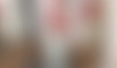 Ich zeige dir mein neues Outfit UND meine geile S****e! Hey du, ich war shoppen und habe mir was Neues gegönnt... was glaubst du, trage ich darunter Unterwäsche oder nicht? Na ja, das wirst du ja gle