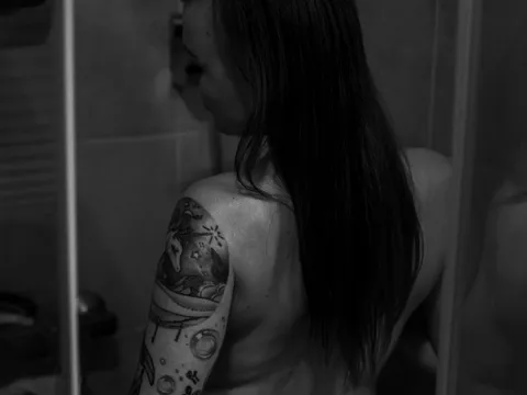 Mrs_inked_colourful in der Dusche...