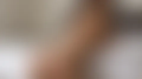 Wer spielt mir da wohl gerade an meiner P***y rum? Schön arschhoch und warte nur noch darauf dass jemand reinschiebt…