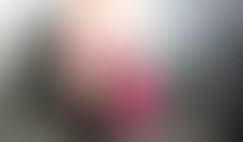 In schwarz/pink busenfreiem Dessous