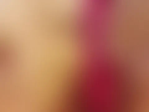 Ich führe einen Dildo in mich ein und komme