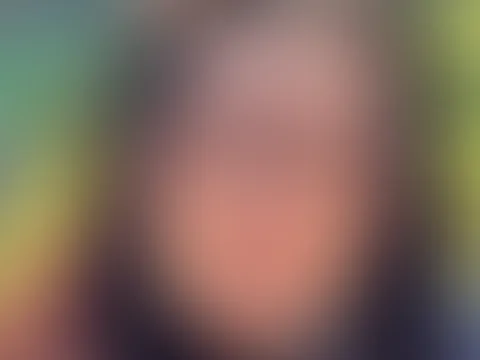 Mir ist gerade so kalt… 🥶💜 draußen ist es zwar schön… aber irgendwie fehlt mir gerade etwas Wärme…  vielleicht jemand, der mich ein bisschen festhält… oder mich auf andere Gedanken bringt… 😏  die F
