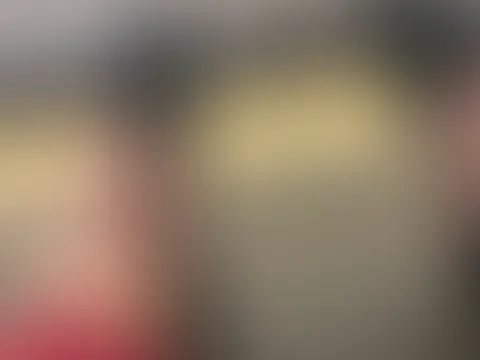 Verschwitzte Füße .. 🦶🏻 🥵  nachdem Krafttraining ordentlich gedehnt.. du hättest bestimmt gerne zugesehen.. 😏 und jeder Fußliebhaber hätte gerne geschnüffelt… und geleckt..