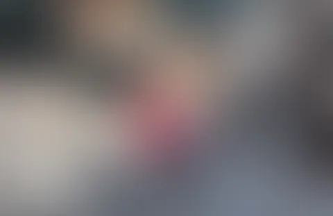SB im Lederkleid