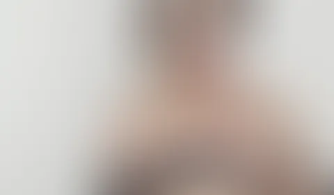 Hey mein Lieber, heute widmen wir uns meinem schönen Prachtarsch. Zunächst einmal verführe ich dich geschickt und voller Hingabe. Ich hoffe du liebst romantische Rosenlingerie mit Rüschen? Fix öffne i