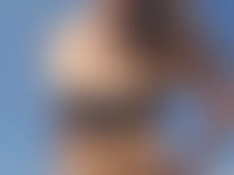 Uff, heute ist es so verdammt heiß… ☀️😈 Soll ich meinen Bikini ausziehen?