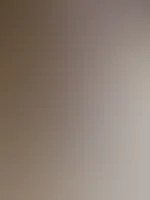 Meine Füße, halb afrikanisch, sind ein Zeichen meiner Verbindung zur Erde. Ich liebe es, barfuß durch die Stadt zu laufen, mich frei und verbunden zu fühlen. Diese Verbindung zur Natur zeigt sich in a