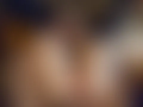 Ich liebe diese Stellung, wie n geiles Stück F**kfleisch auf dem Präsentierteller, so kann er schön tief rein fingern.🔥