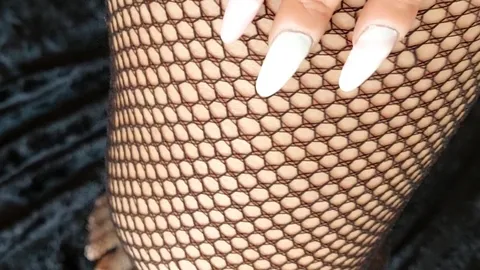 Mesh, mesh... Lady's feet