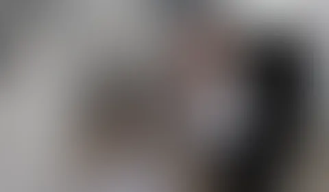 Frech in´s Büro gep**st! Da lässt mich mein Chef mal wieder unbezahlte Überstunden machen, nur weil ich ein wenig rumgetrödelt habe. Aber dass ich nicht mal das Büro verlassen darf, bis ich fertig bi