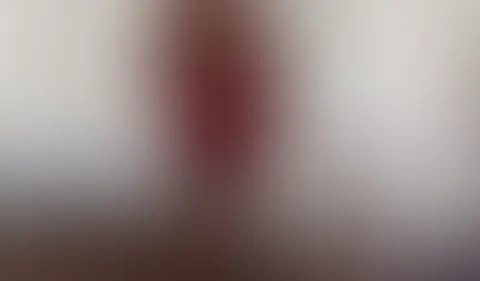 Du magst Rot hm Ich weiß genau was solche Blicke mit dir machen Komm näher und sag mir was du dir wirklich von mir wünschst Ich bin hier… und ich spiele nicht brav