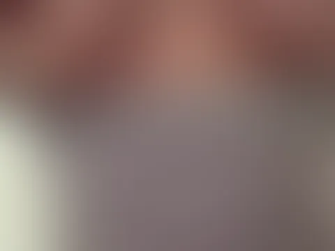 Schau dir an, wie meine Titten vor deinem Gesicht auf und ab wackeln & wie steif meine nippem sind, wĂ€hrend ich deinen s*****z abreite đ