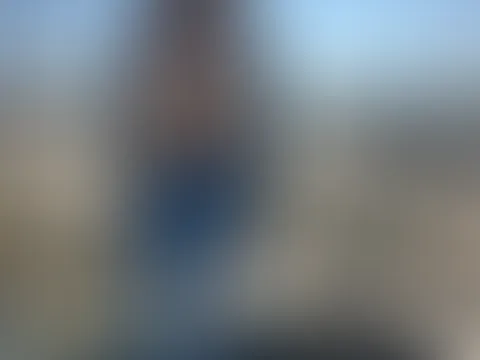 Oben ohne auf der Aussichtsplattform am hellichten Tag