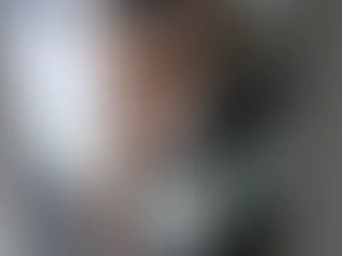 Willst du sehen wie es ohne Höschen aussieht?😏🍑